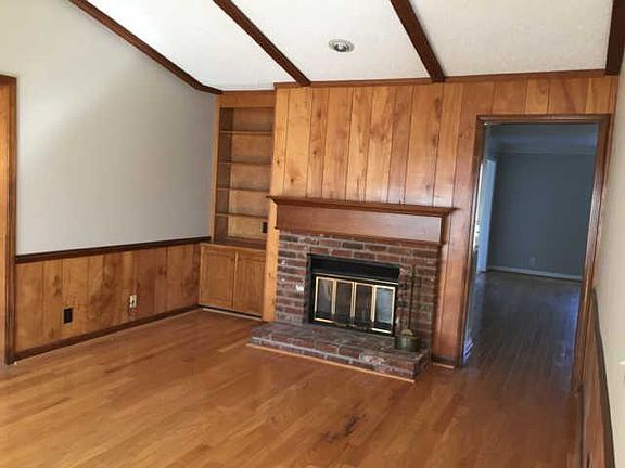 3rd image of 935 E Northfield Blvd