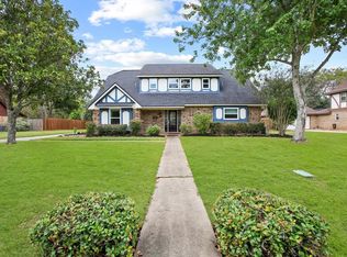 117 White Oak Dr, Lake Jackson, TX 77566