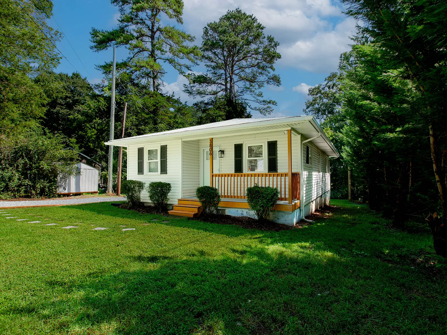 3 bed, 950 sqft, $1,950 — Photo 2