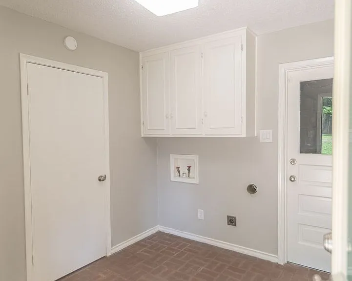 1825 Courtney Dr — Photo 5
