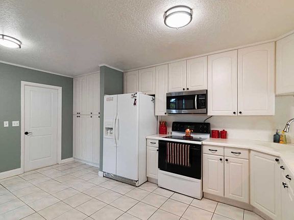 5th image of 3860 NW 1st Pl