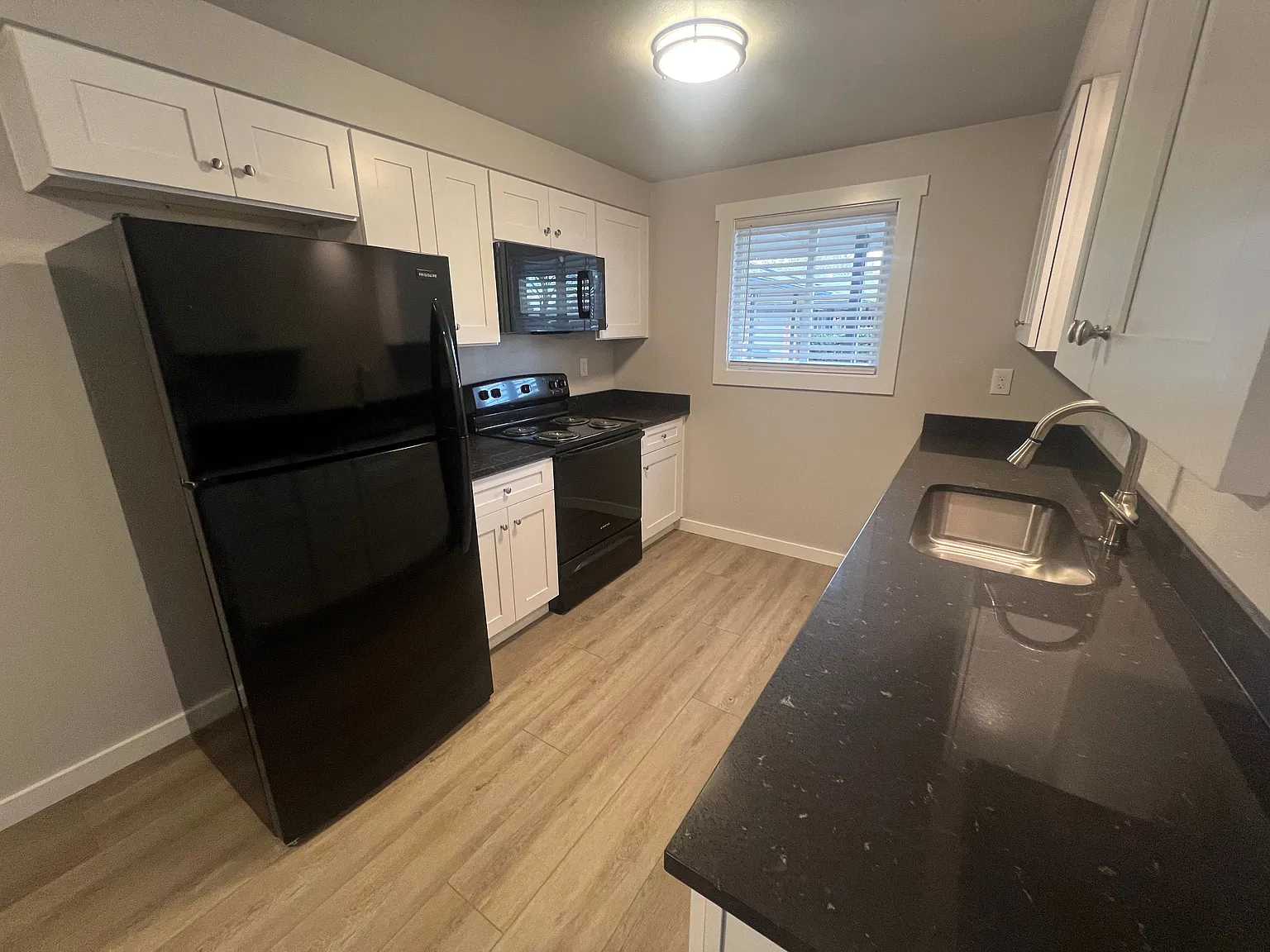 2 bed, 898 sqft, $1,595 — Photo 1