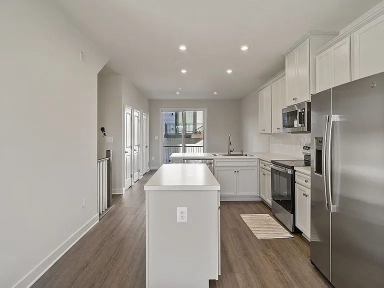 837 Lennox St — Photo 4