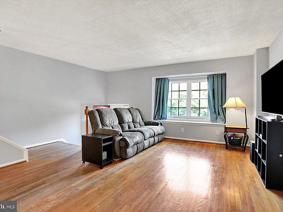 5th image of 959 Elm Rd