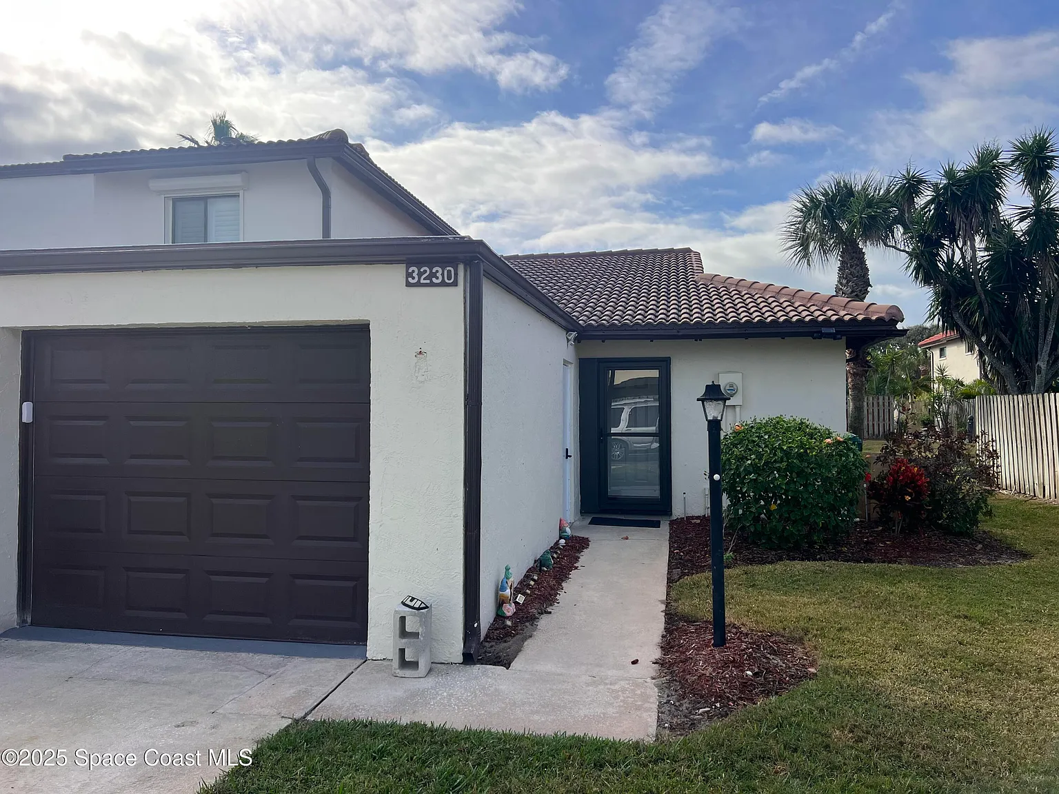 2 bed, 2.0 bath, 923 sqft, $3,000 — Photo 1