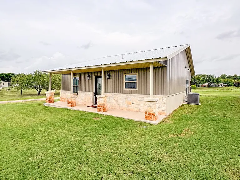 1105 E Navarro Ave — Photo 3