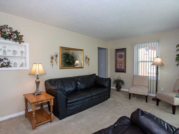 4th image of 7918 Carnation Dr