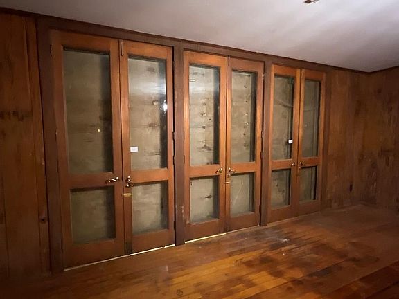 3rd image of 912 S Main St