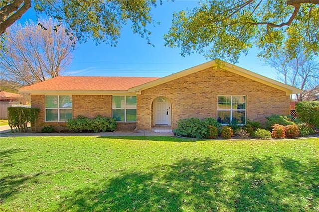 1st image of 704 Live Oak Ct