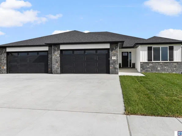 9218 Green Valley Ln, Lincoln, NE 68516