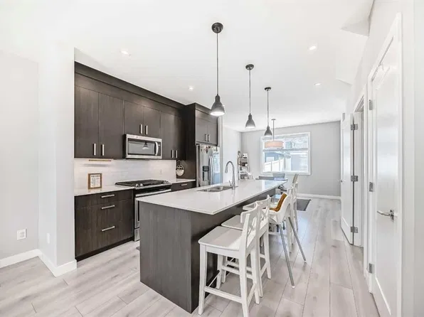 120 W Chelsea Dr, Chestermere, AB T1X 1Z3
