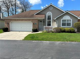 14 Cobblestone Ln, Williamsville, NY 14221