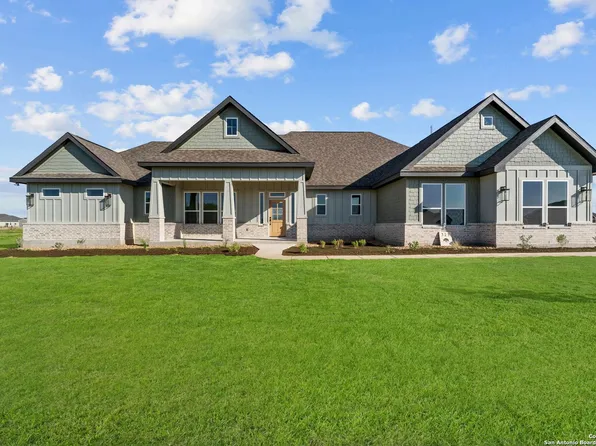 323 Century Oaks Dr, Seguin, TX 78155