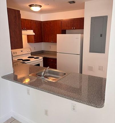 4th image of 2405 W 78th St #2461-202