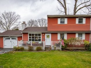 15 Madoc Trl, Oak Ridge, NJ 07438