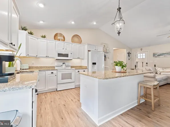 305 Cedar Ln, Colonial Beach, VA 22443