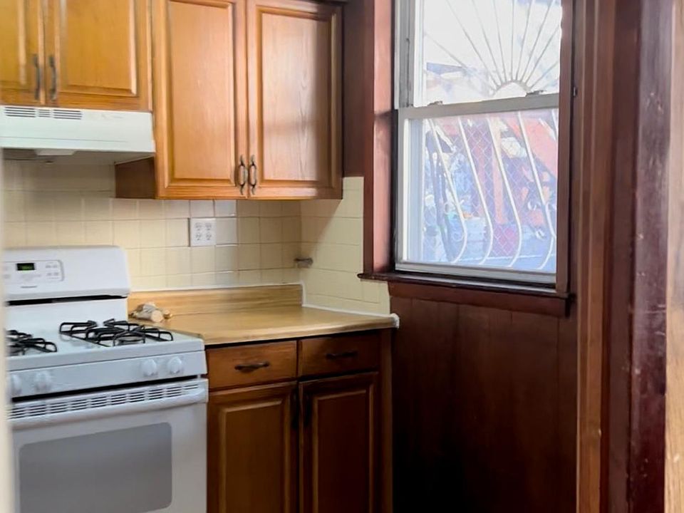 1st image of 3219 Radcliff Ave Floor 1