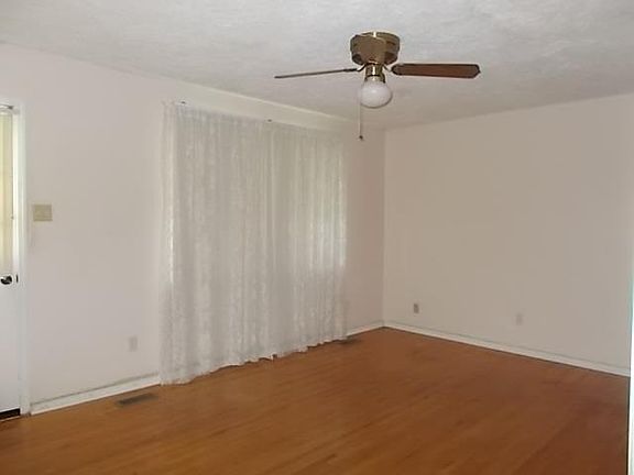 2nd image of 801 Hillcrest Dr