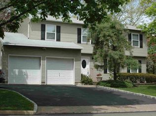 4 Stander Ln, Thiells, NY 10984