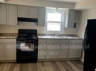 1526 N Hillcrest Ave, Springfield, MO 65802