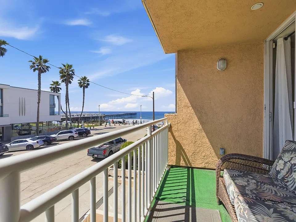4627 Ocean Blvd #208