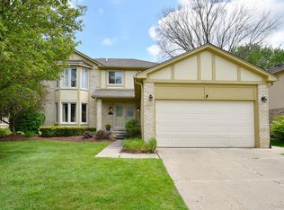 6186 Smithfield Dr, Troy, MI 48085
