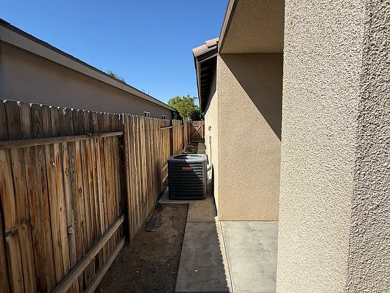 2717 Mercedes Dr — Photo 25