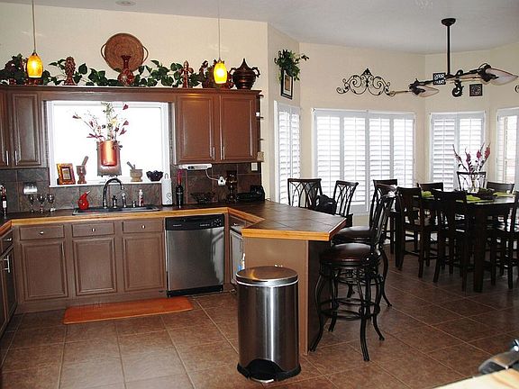 Kitchen w/Bonus dining