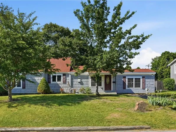 38 Franklin St E, Riverside, RI 02915
