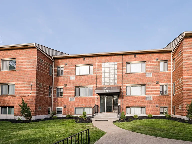 Newly Upgraded Apartments -The Courtyard at Park Hills, Minutes from Downtown — Photo 21