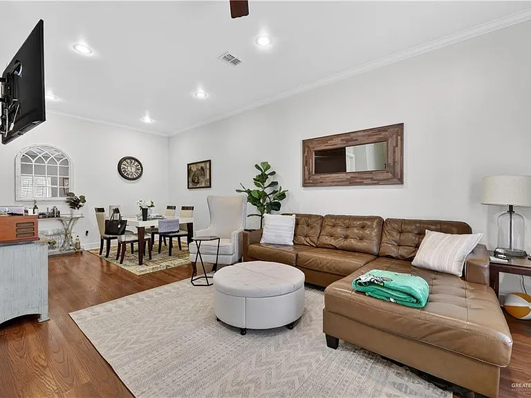 209 Robin Ave — Photo 4