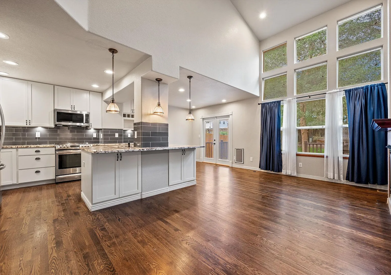 Beautiful 4-Bedroom Home in Lakewood with Finished Basement & Private Backyard — Photo 3