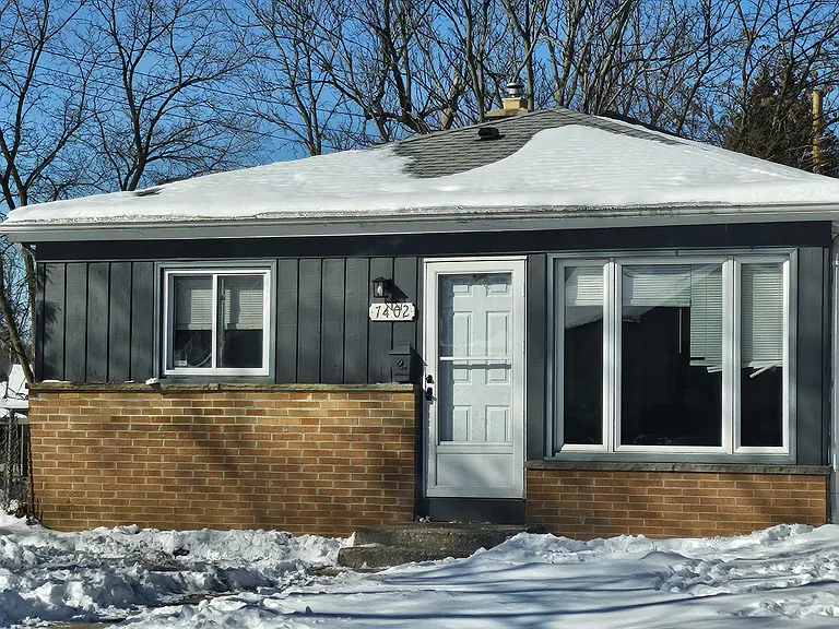 7402 W Thurston Ave — Photo 1