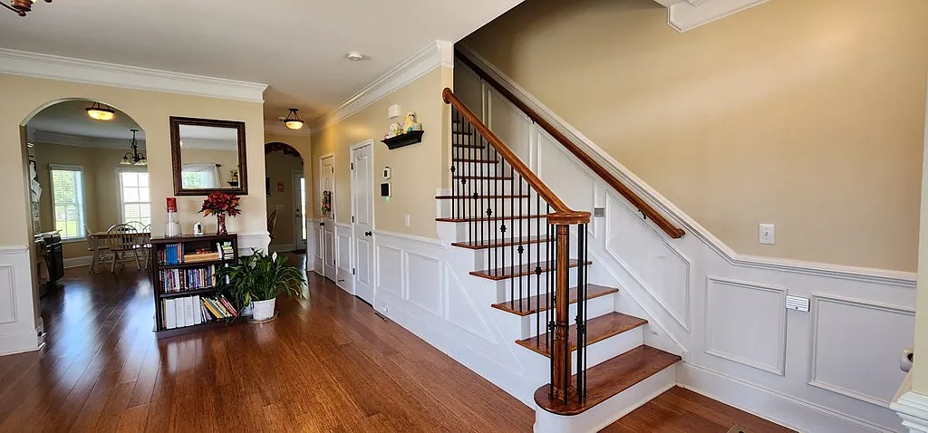 4 bed, 2.0 bath, 2471 sqft, $2,100 — Photo 3