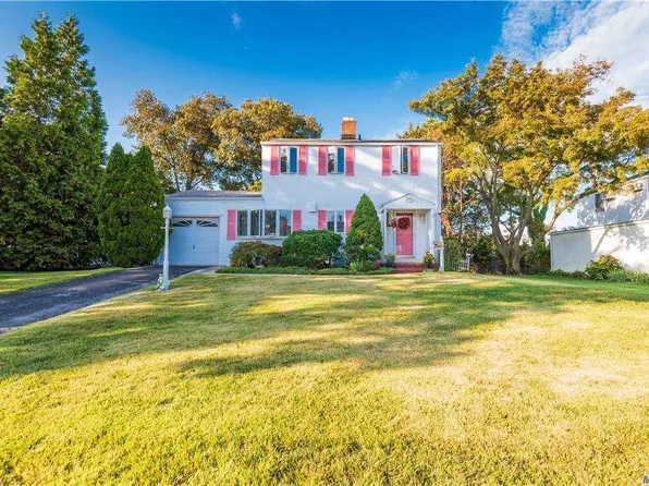 59 Hickory Ln, Roslyn Heights, NY 11577