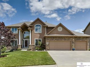 2411 Crystal Creek Dr, Papillion, NE 68046