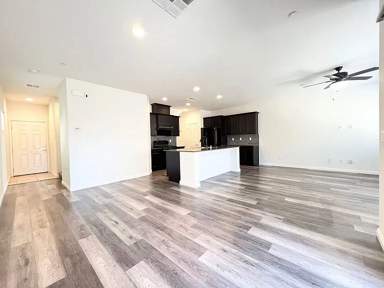 1146 Bobby Basin Ave — Photo 3
