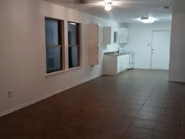 428 Burnett St, Charlotte, TX