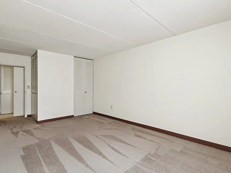 Amberson Plaza — Photo 15