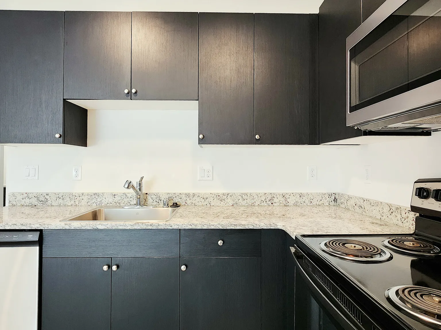 945 Walton Pl — Photo 2