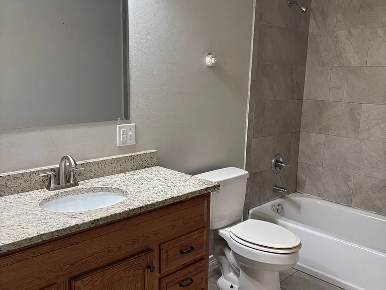 1709 W Elm St — Photo 8