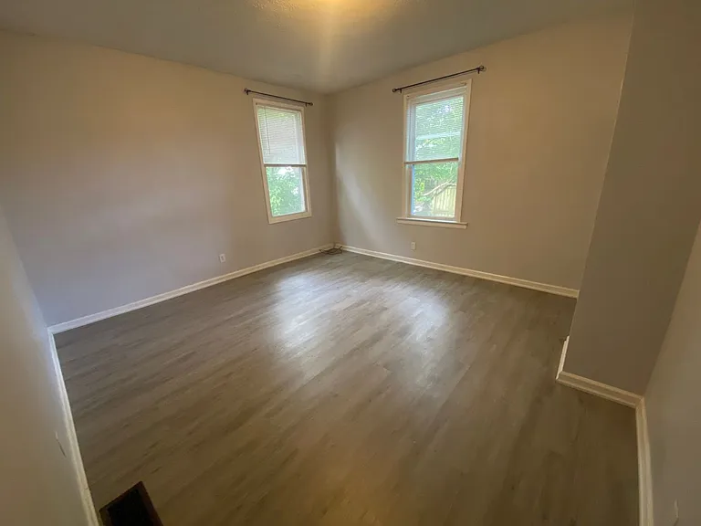 2209 Victor St — Photo 9