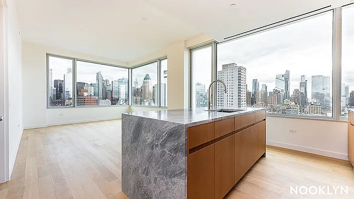 611 W 56th St APT 23A photo 1