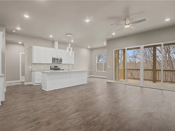 2 Celtic Ln, Bella Vista, AR 72714