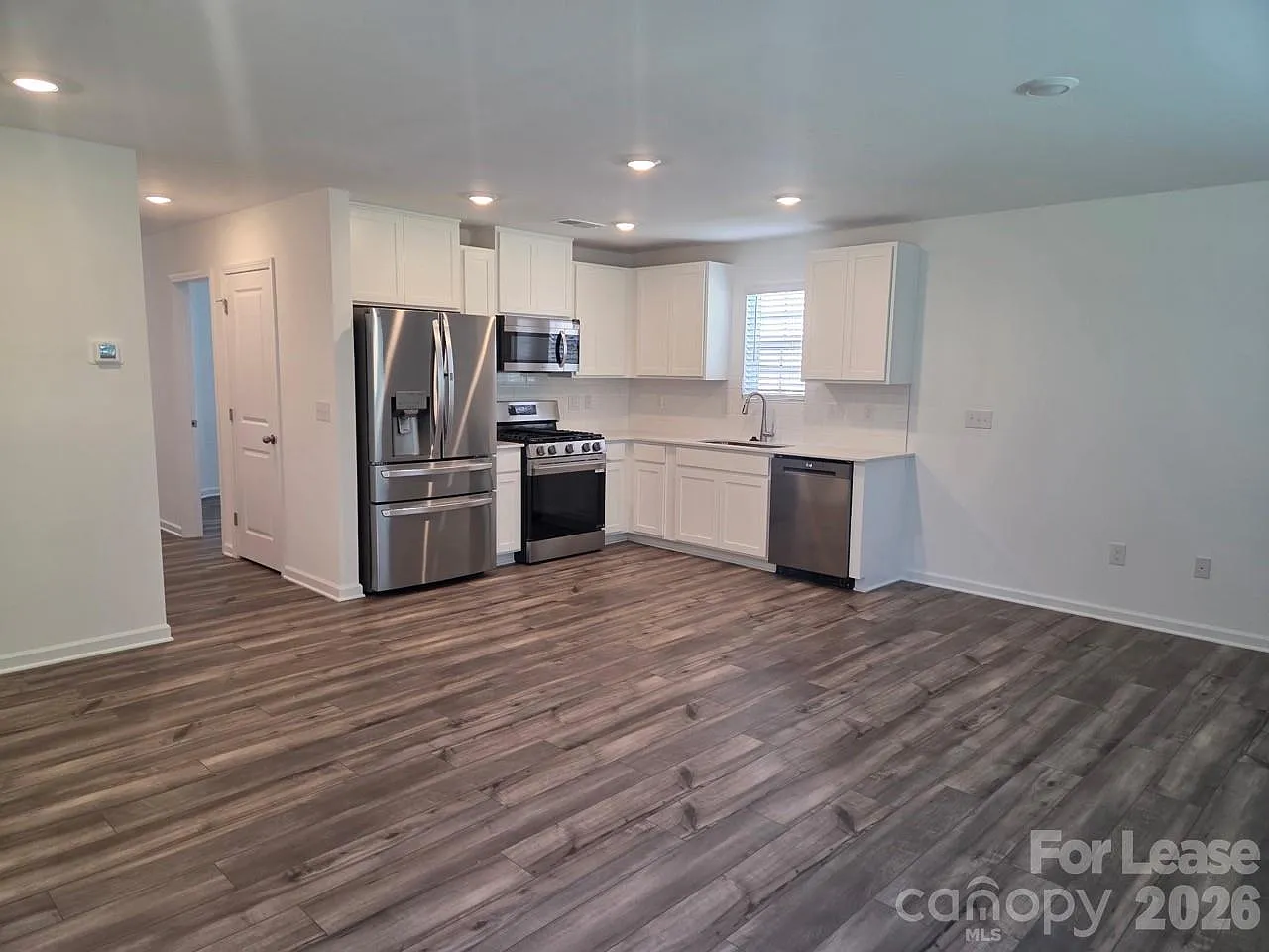 3 bed, 2.0 bath, 1043 sqft, $1,800 — Photo 4
