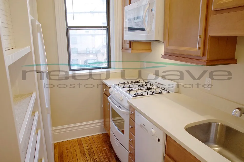 2 bed, 999 sqft, $3,600 — Photo 4