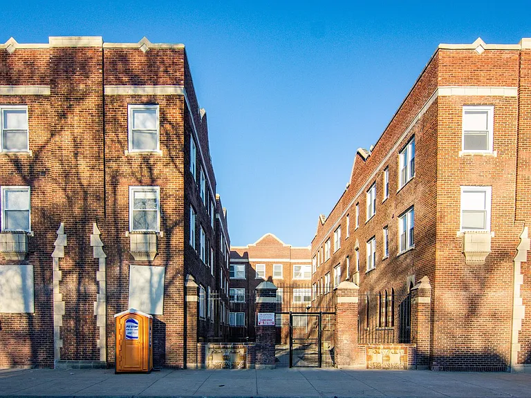 735 W Garfield Blvd — Photo 1