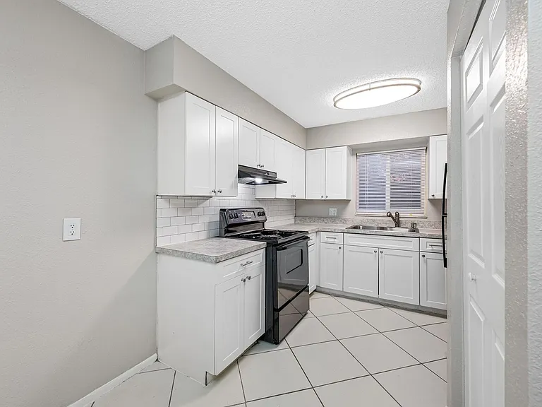 KC Flats Apartments — Photo 84