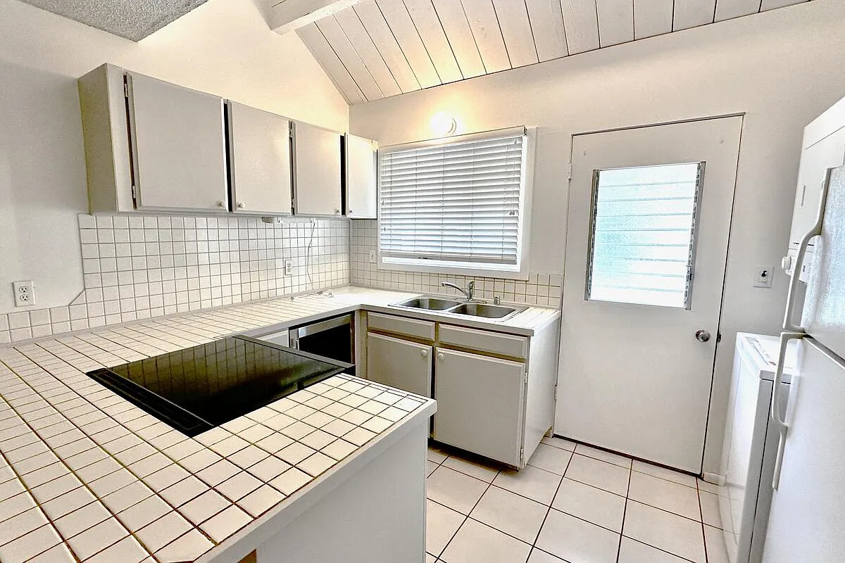 3 bed, 1305 sqft, $3,900 — Photo 3