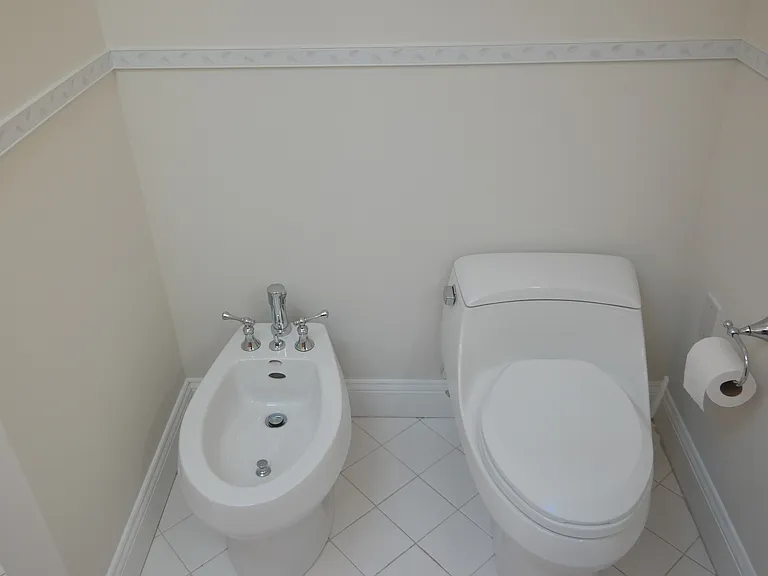 1145 W Hamburg St — Photo 11